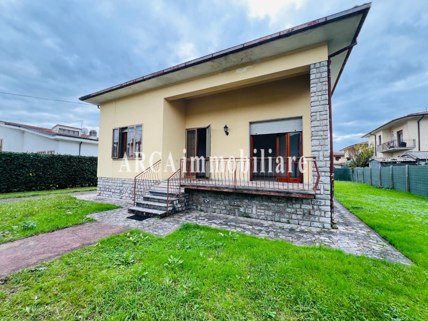 Villa con giardino a Pietrasanta