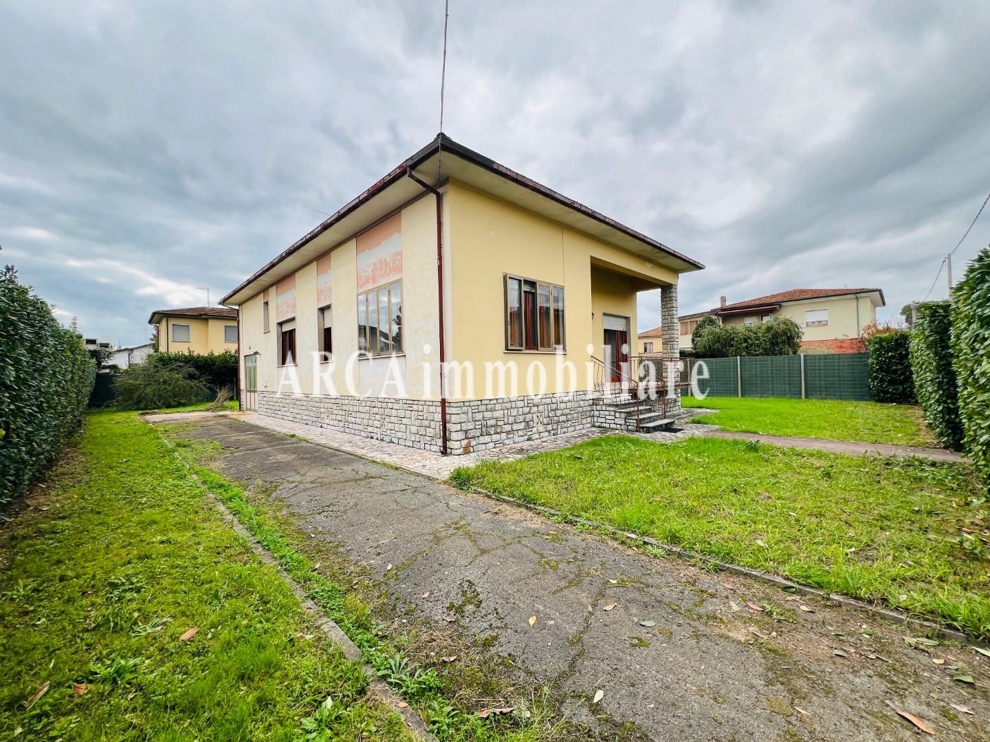Villa con giardino a Pietrasanta