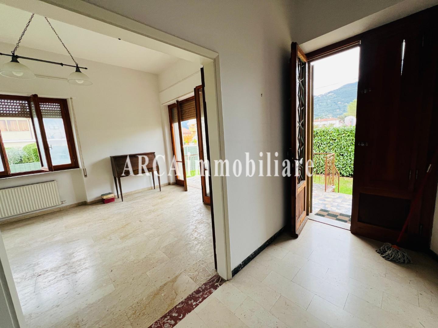 Villa con giardino a Pietrasanta