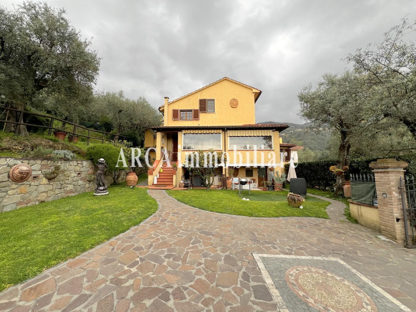 Villa Bifamiliare vista mare, Pietrasanta collina