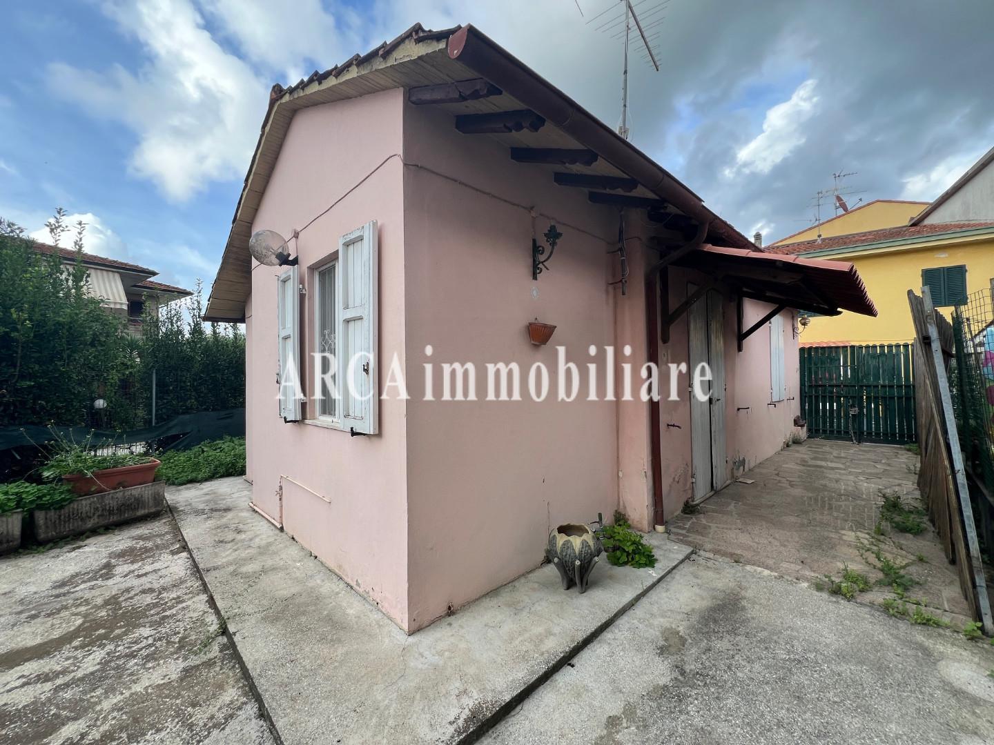 Casa indipendente con giardino, Massarosa piano di mommio