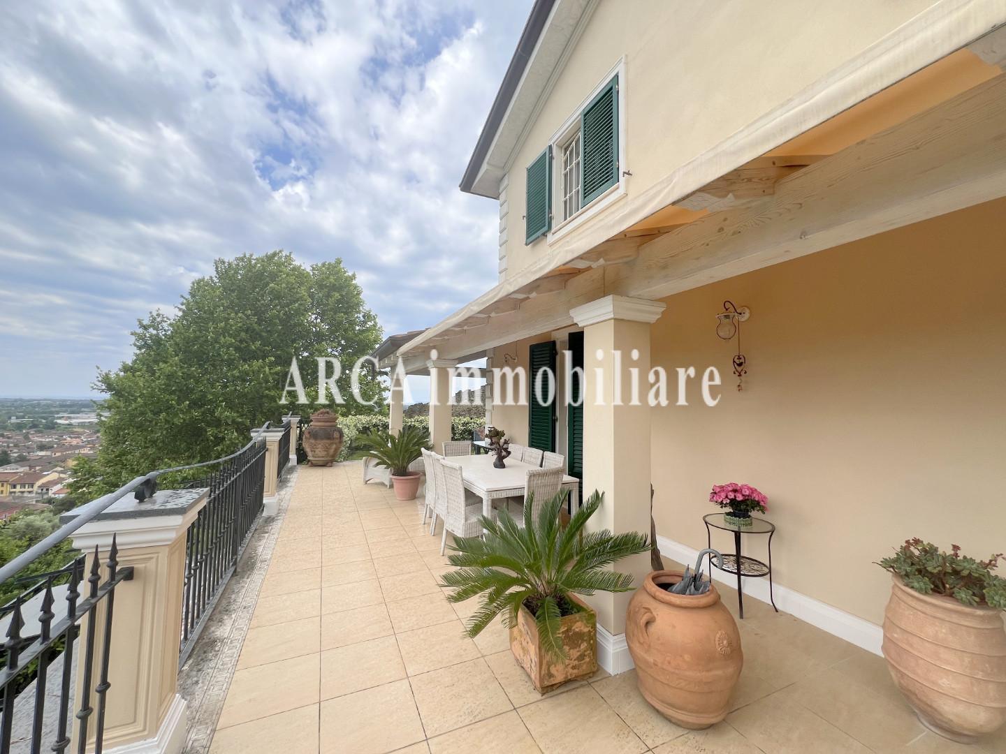 Villa con giardino a Pietrasanta