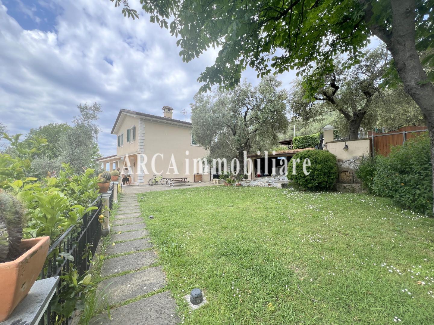 Villa con giardino a Pietrasanta