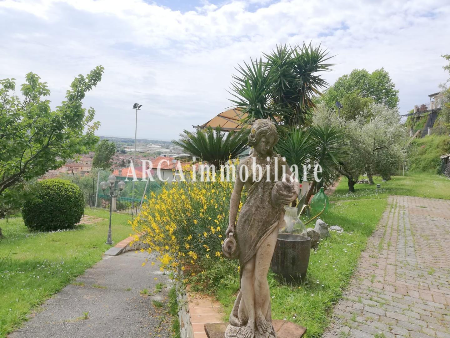 Villa con giardino a Pietrasanta