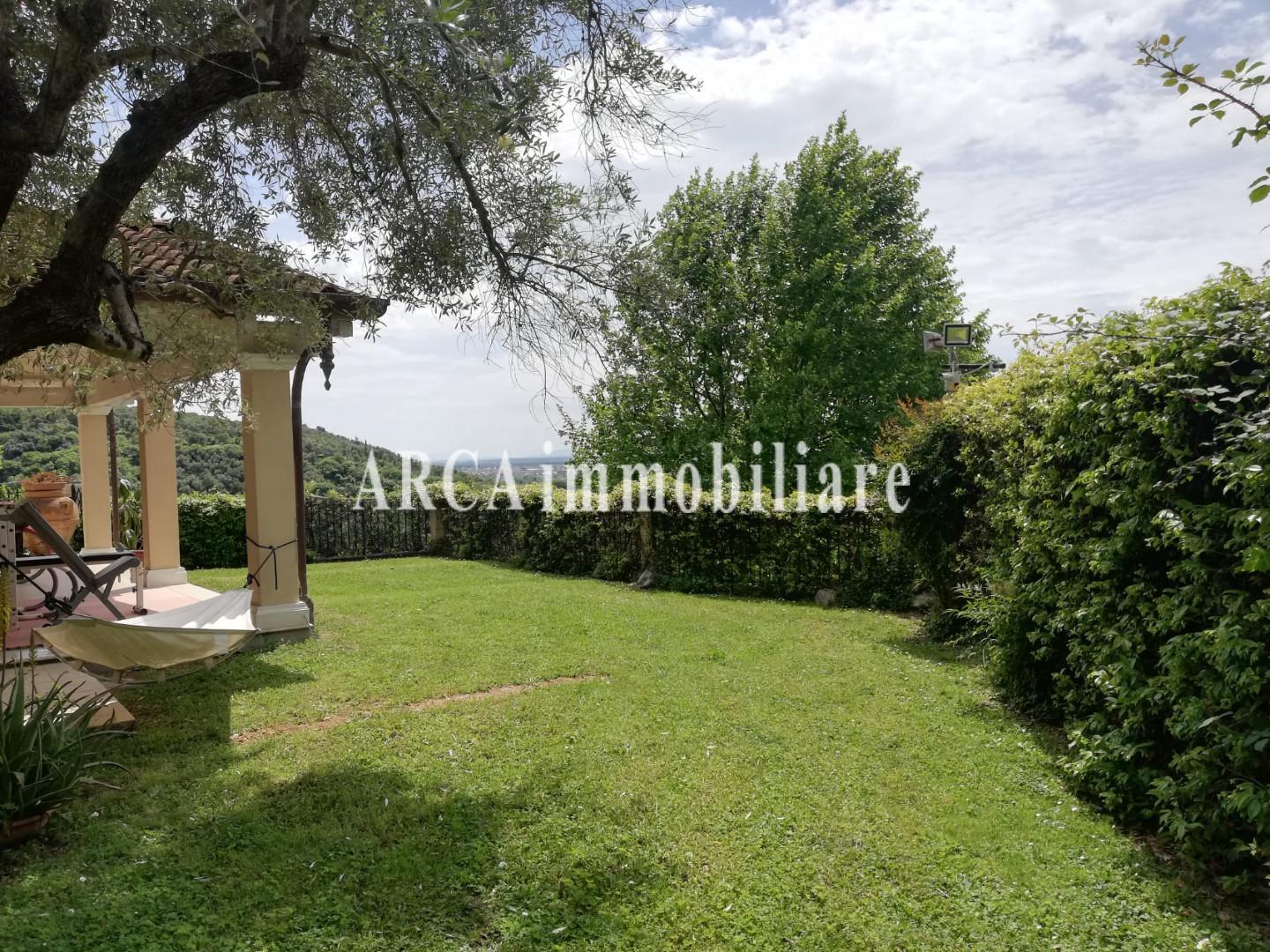 Villa con giardino a Pietrasanta