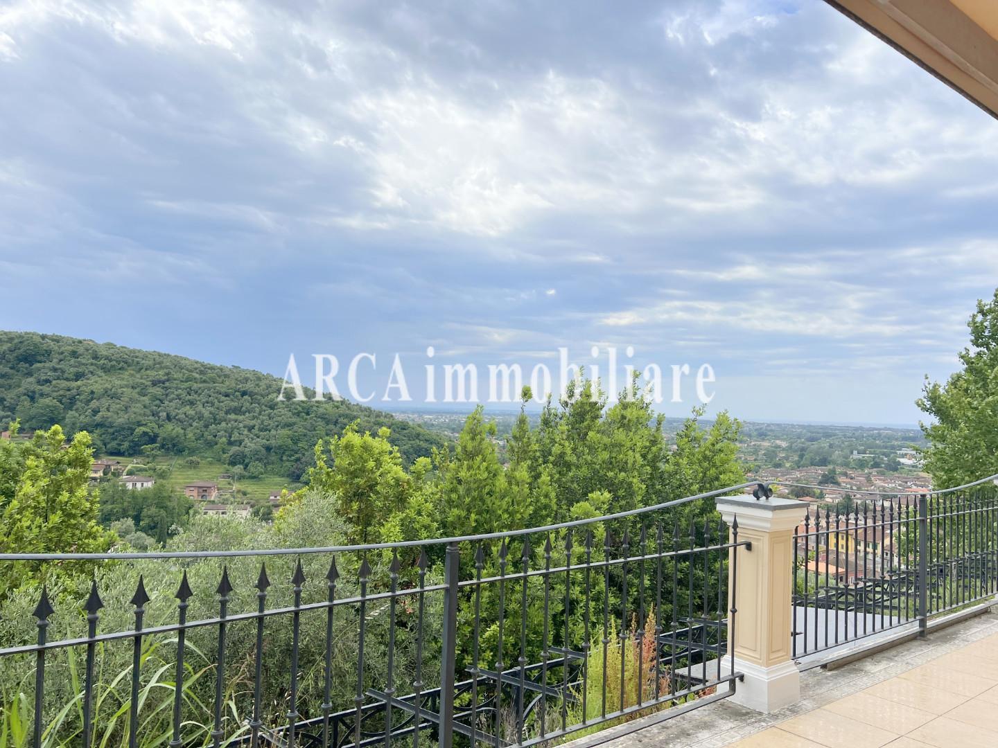 Villa con giardino a Pietrasanta