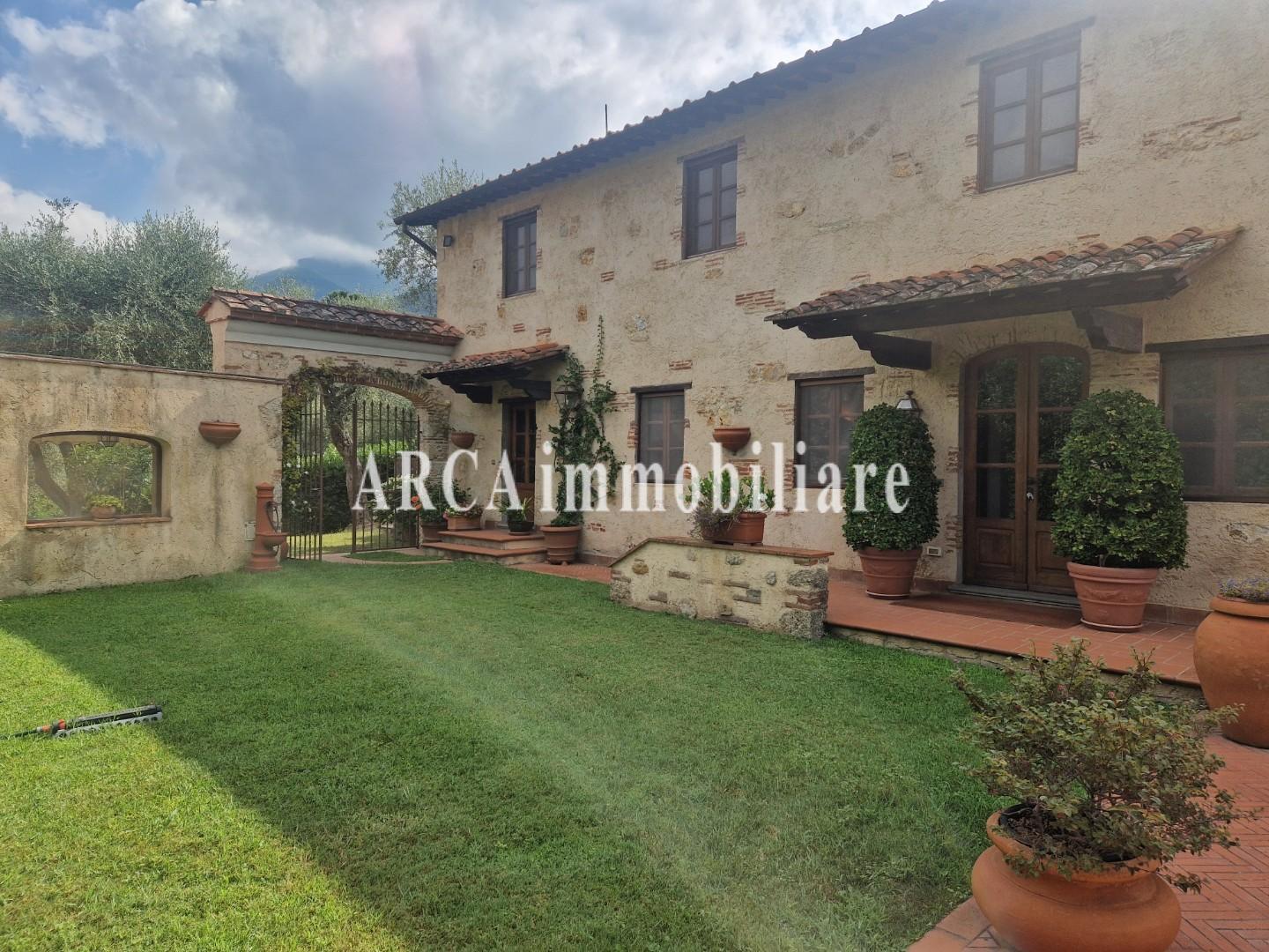 Villa con giardino a Pietrasanta
