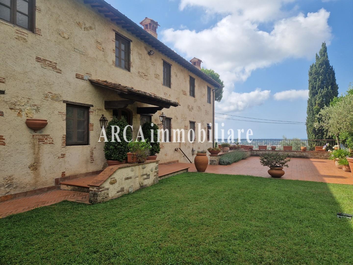 Villa con giardino a Pietrasanta