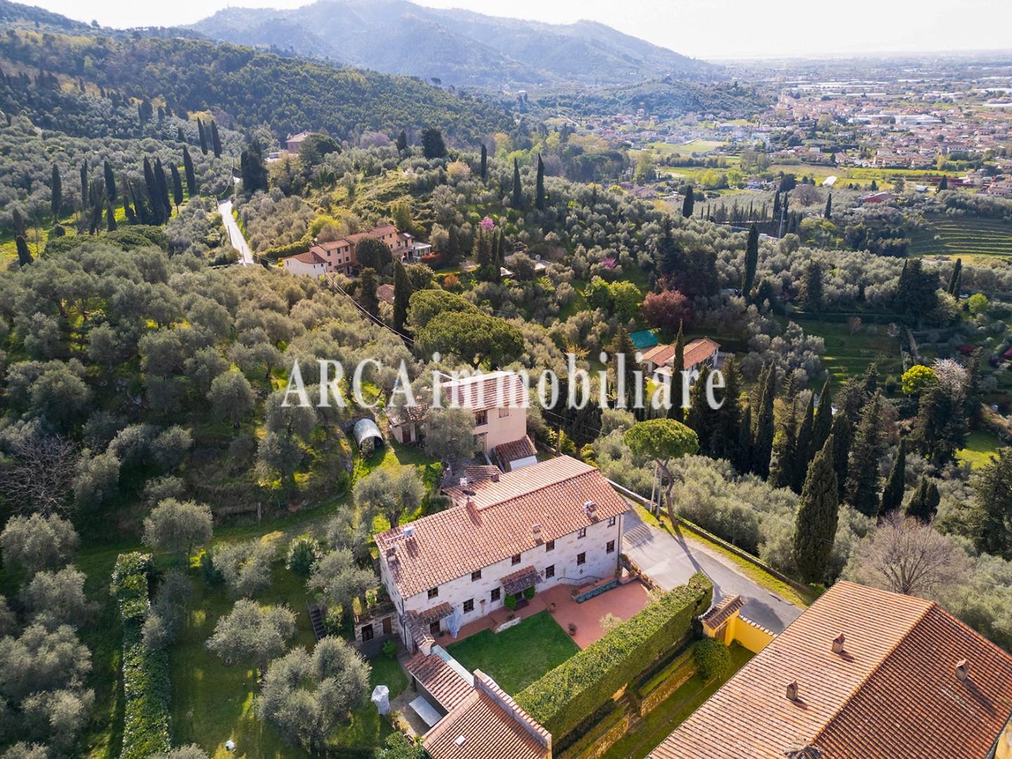 Villa con giardino a Pietrasanta