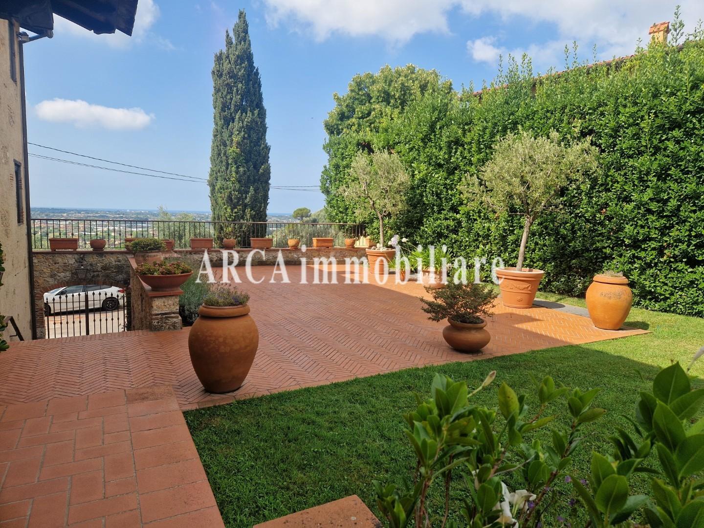 Villa con giardino a Pietrasanta