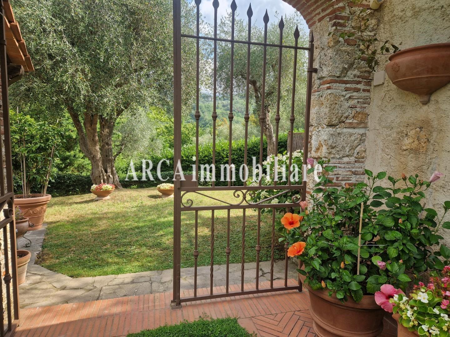 Villa con giardino a Pietrasanta