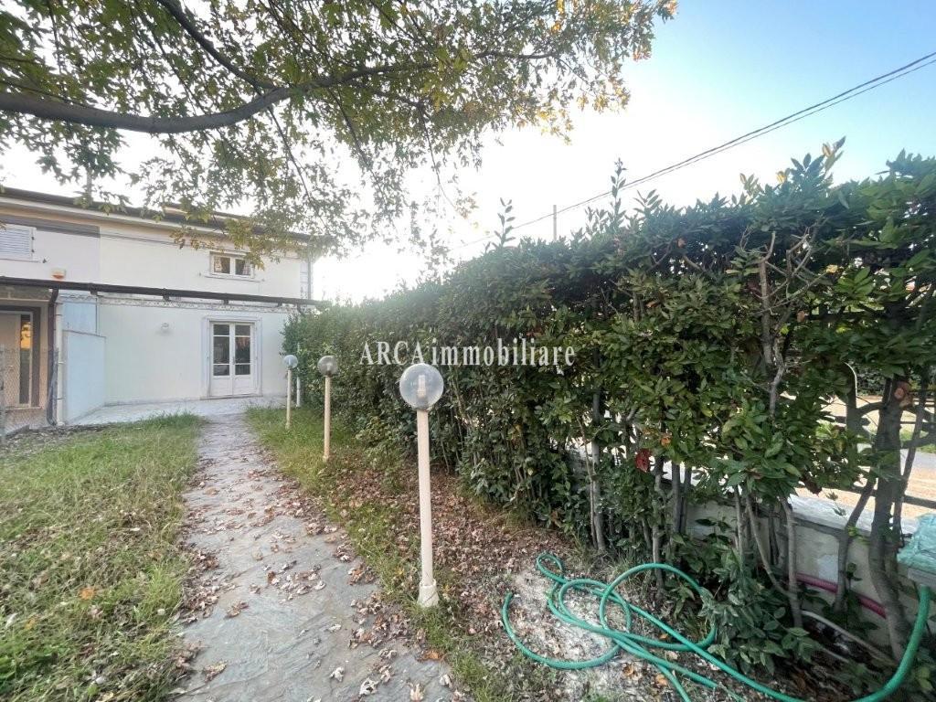 Villa Bifamiliare con giardino a Pietrasanta