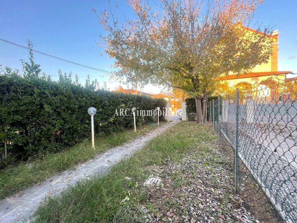 Villa Bifamiliare con giardino a Pietrasanta