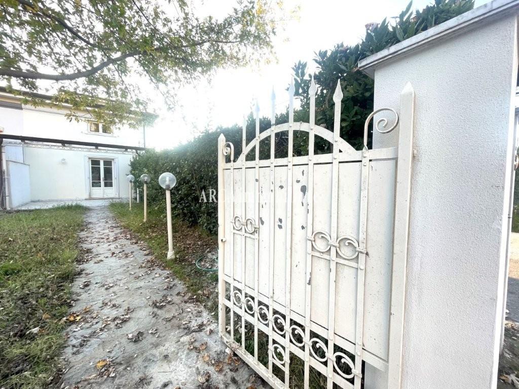 Villa Bifamiliare con giardino a Pietrasanta