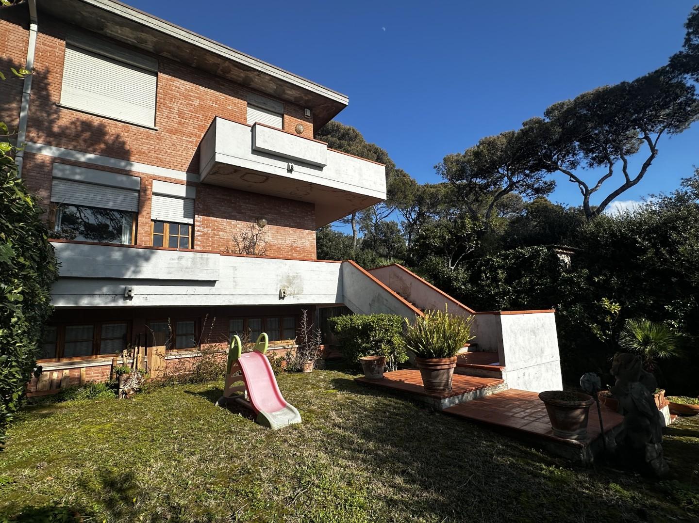 Villa Bifamiliare con giardino, Livorno quercianella