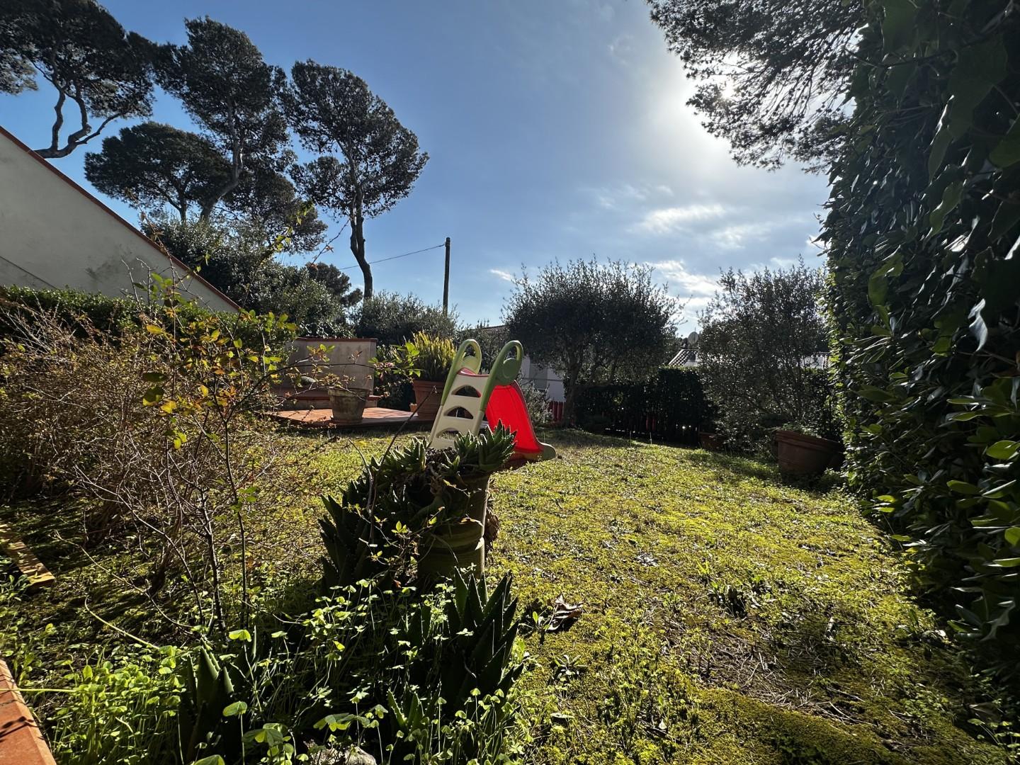 Villa Bifamiliare con giardino, Livorno quercianella