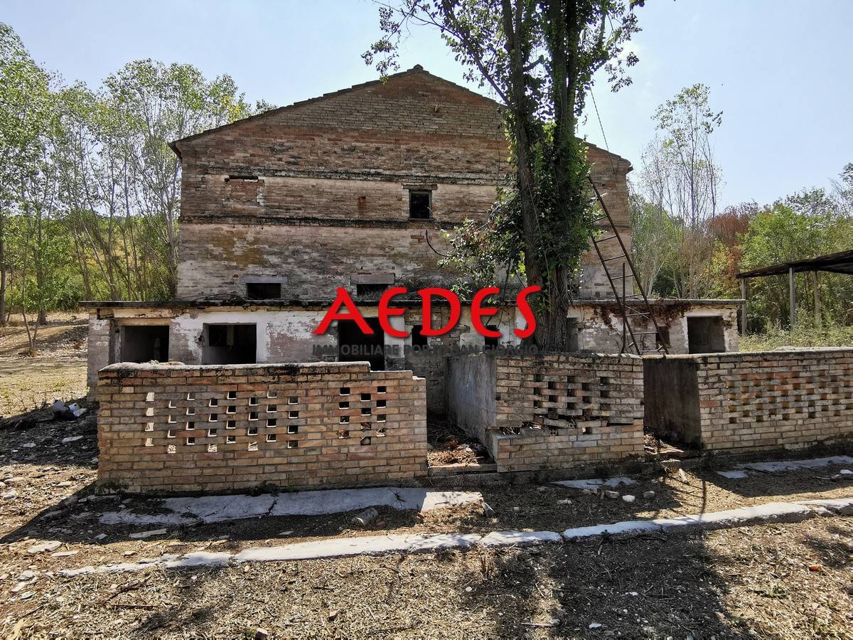 Rustico in vendita a Monterubbiano