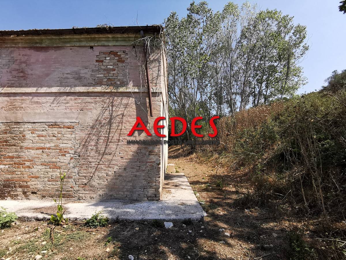 Rustico in vendita a Monterubbiano