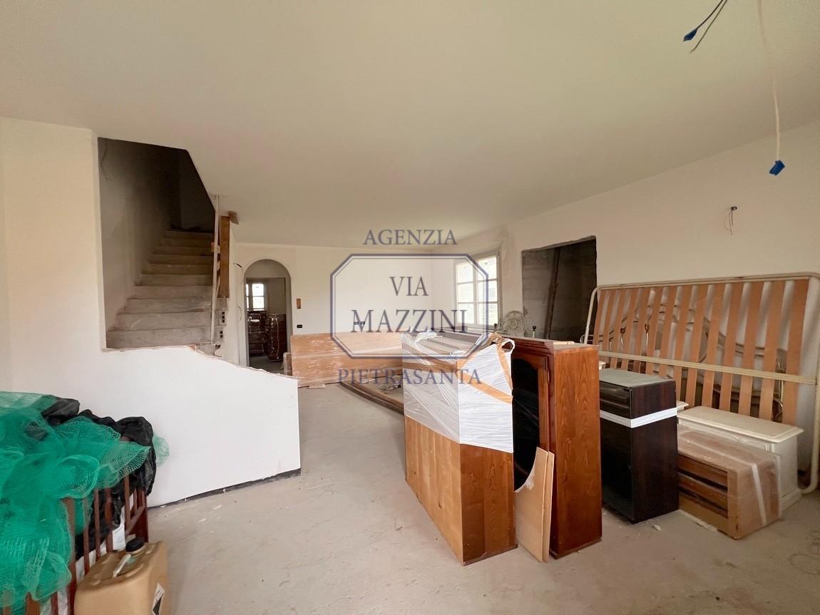 Villa con giardino a Seravezza