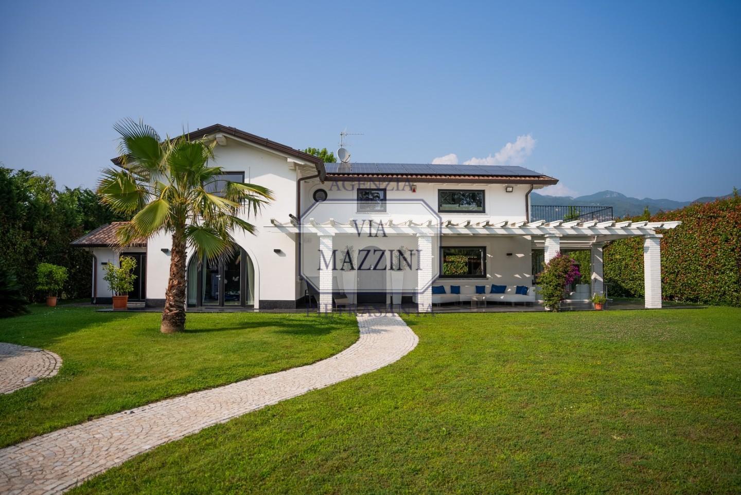 Villa con giardino, Pietrasanta macelli