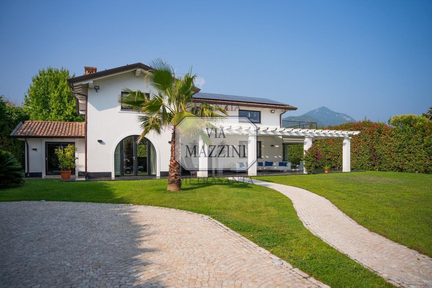 Villa con giardino, Pietrasanta macelli