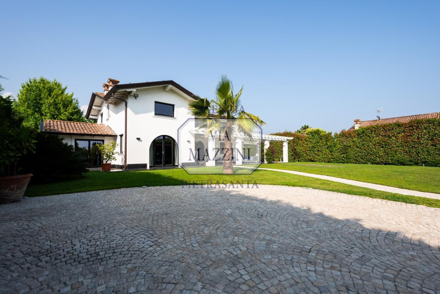 Villa con giardino, Pietrasanta macelli