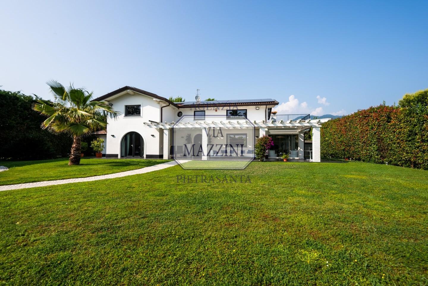Villa con giardino, Pietrasanta macelli