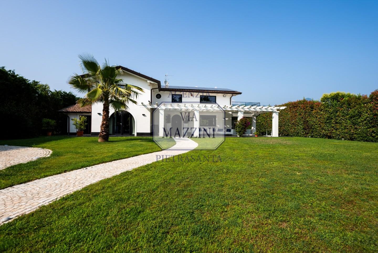 Villa con giardino, Pietrasanta macelli