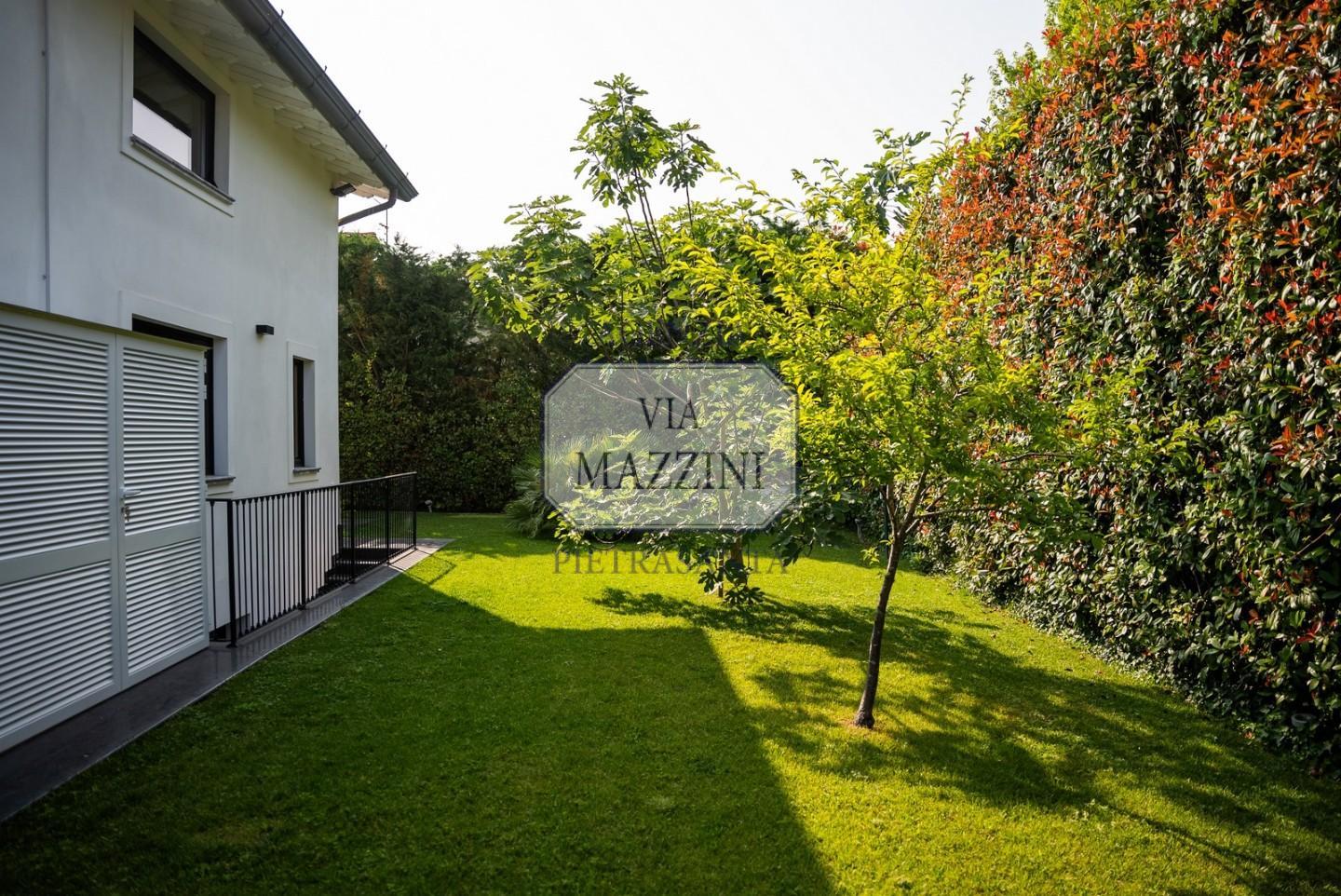 Villa con giardino, Pietrasanta macelli