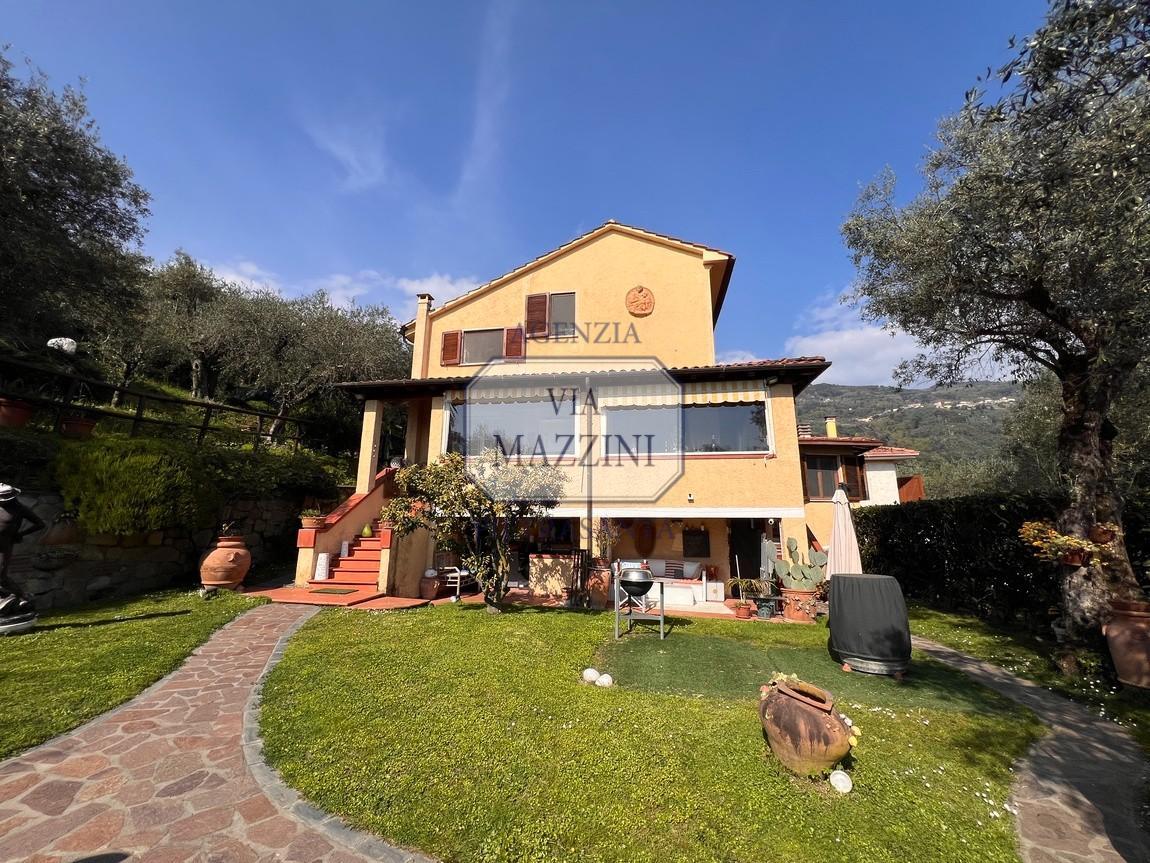 Villa Bifamiliare con giardino, Pietrasanta centro storico