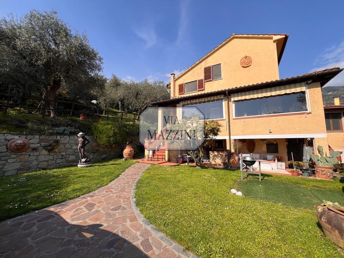 Villa Bifamiliare con giardino, Pietrasanta centro storico