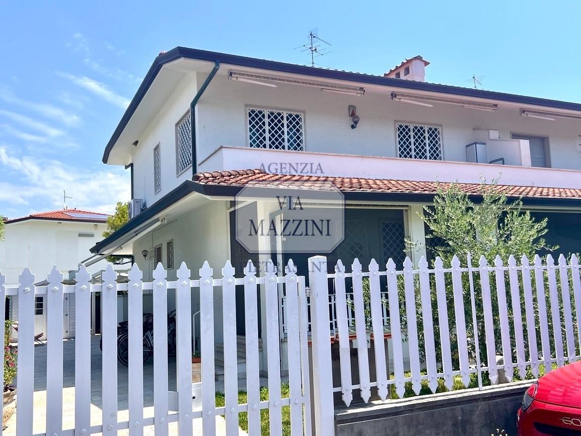 Villa Bifamiliare con giardino, Pietrasanta marina di