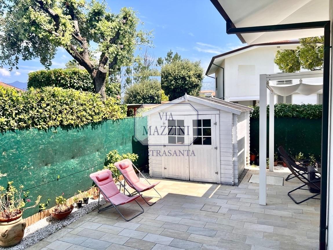 Villa Bifamiliare con giardino, Pietrasanta marina di