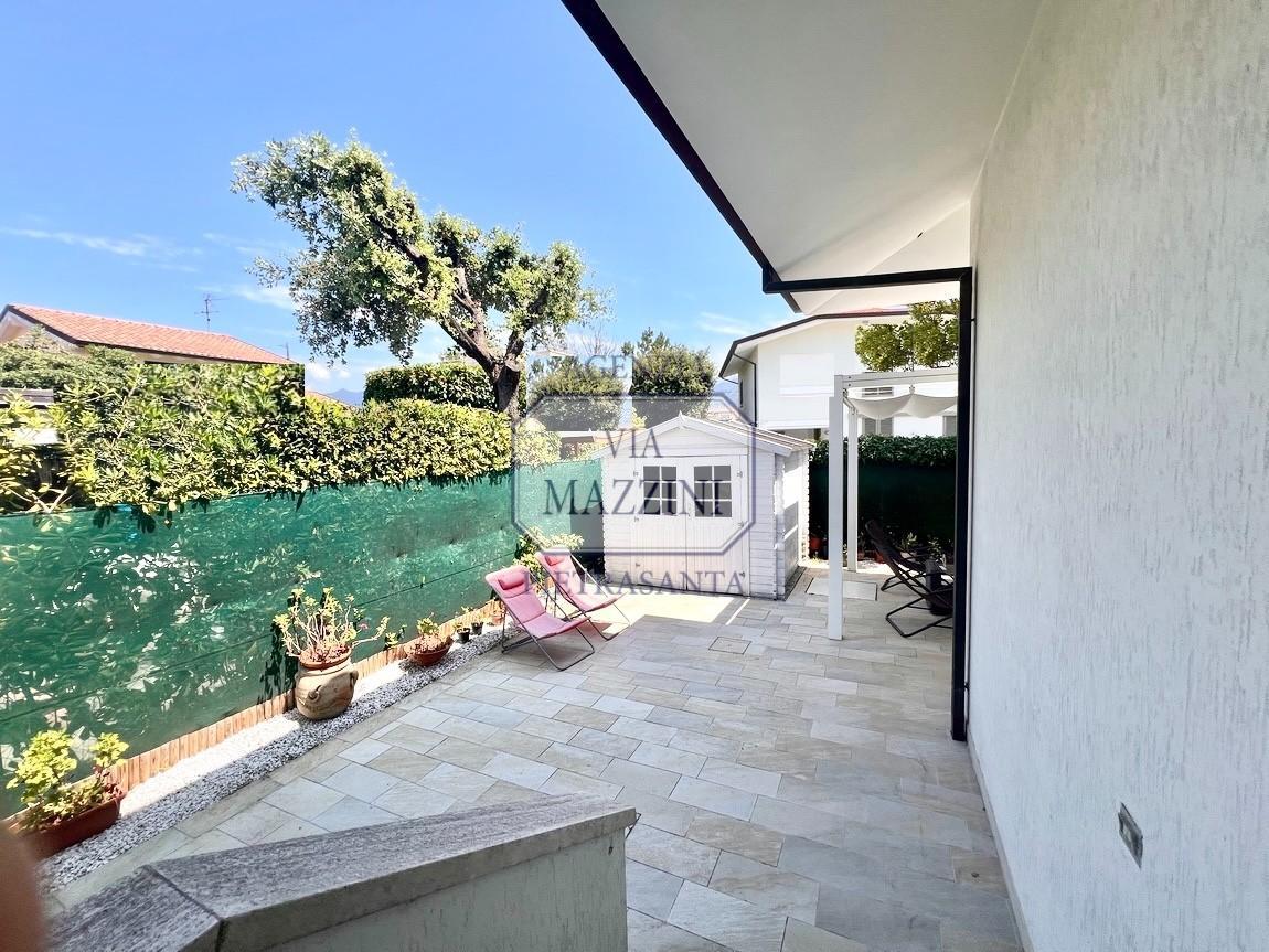 Villa Bifamiliare con giardino, Pietrasanta marina di