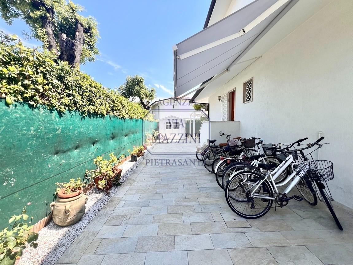 Villa Bifamiliare con giardino, Pietrasanta marina di