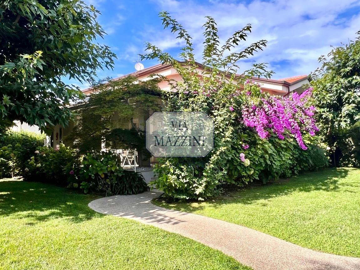 Villa Bifamiliare in vendita, Forte dei Marmi vittoria apuana