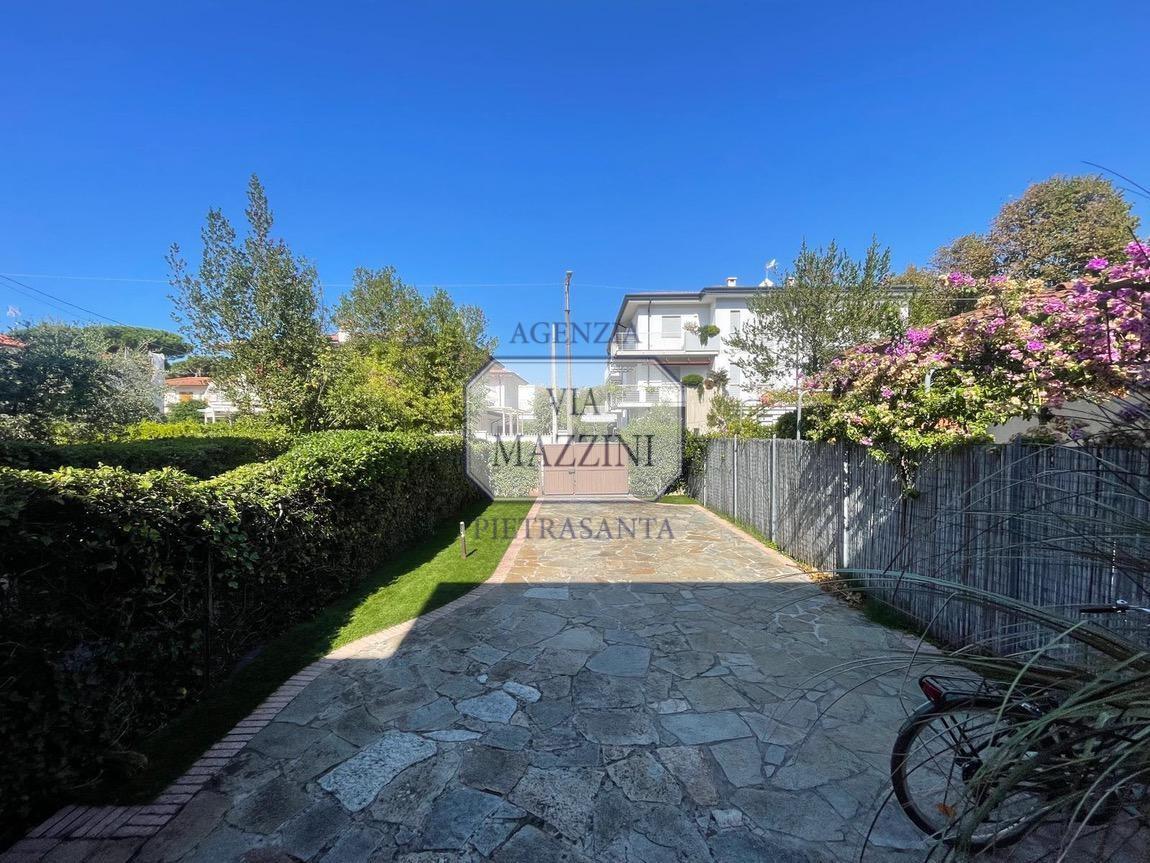 Appartamento con giardino, Pietrasanta marina di