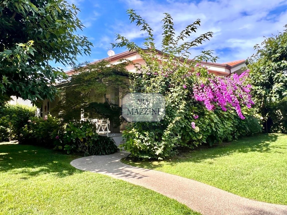 Villa Bifamiliare in vendita, Forte dei Marmi vittoria apuana