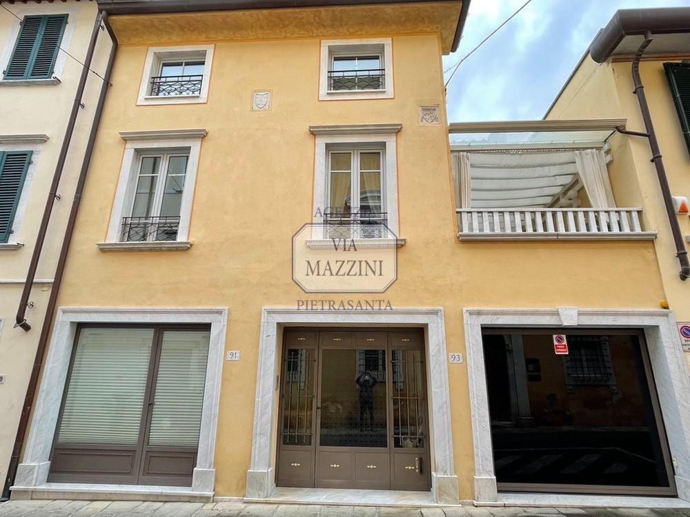 Appartamento con terrazzi, Pietrasanta centro storico