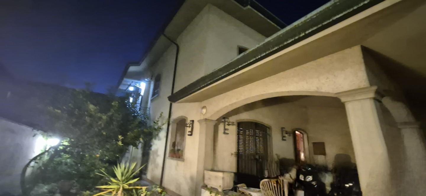 Villa Bifamiliare con giardino, Viareggio ex campo di aviazione