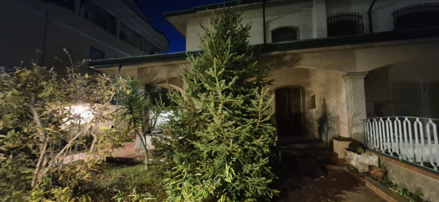 Villa Bifamiliare con giardino, Viareggio ex campo di aviazione