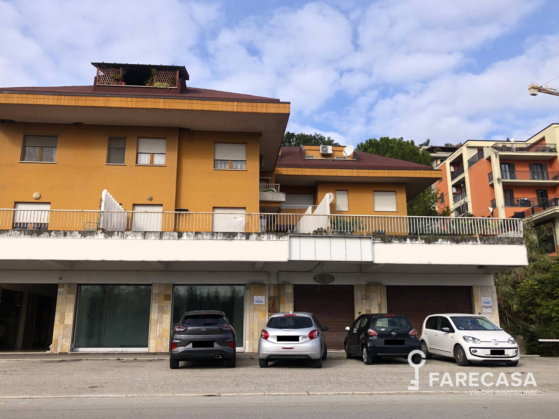 Locale commerciale in vendita a Teramo, Prima periferia