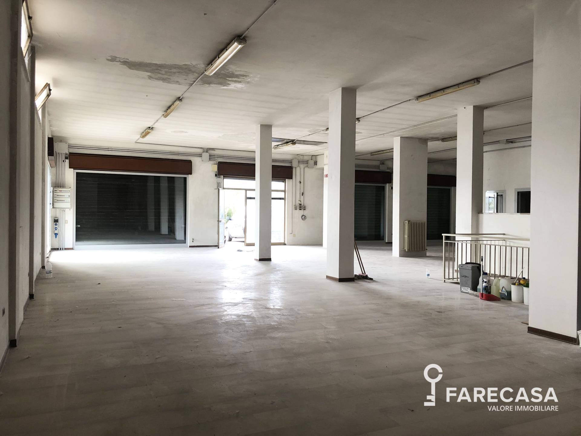 Locale commerciale in vendita a Teramo, Prima periferia