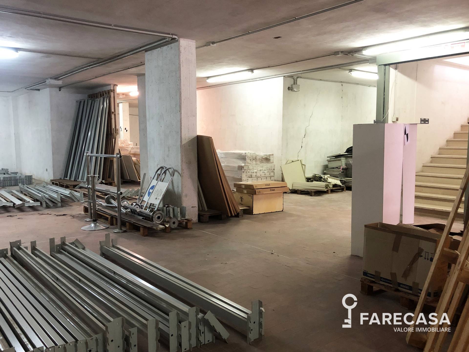 Locale commerciale in vendita a Teramo, Prima periferia