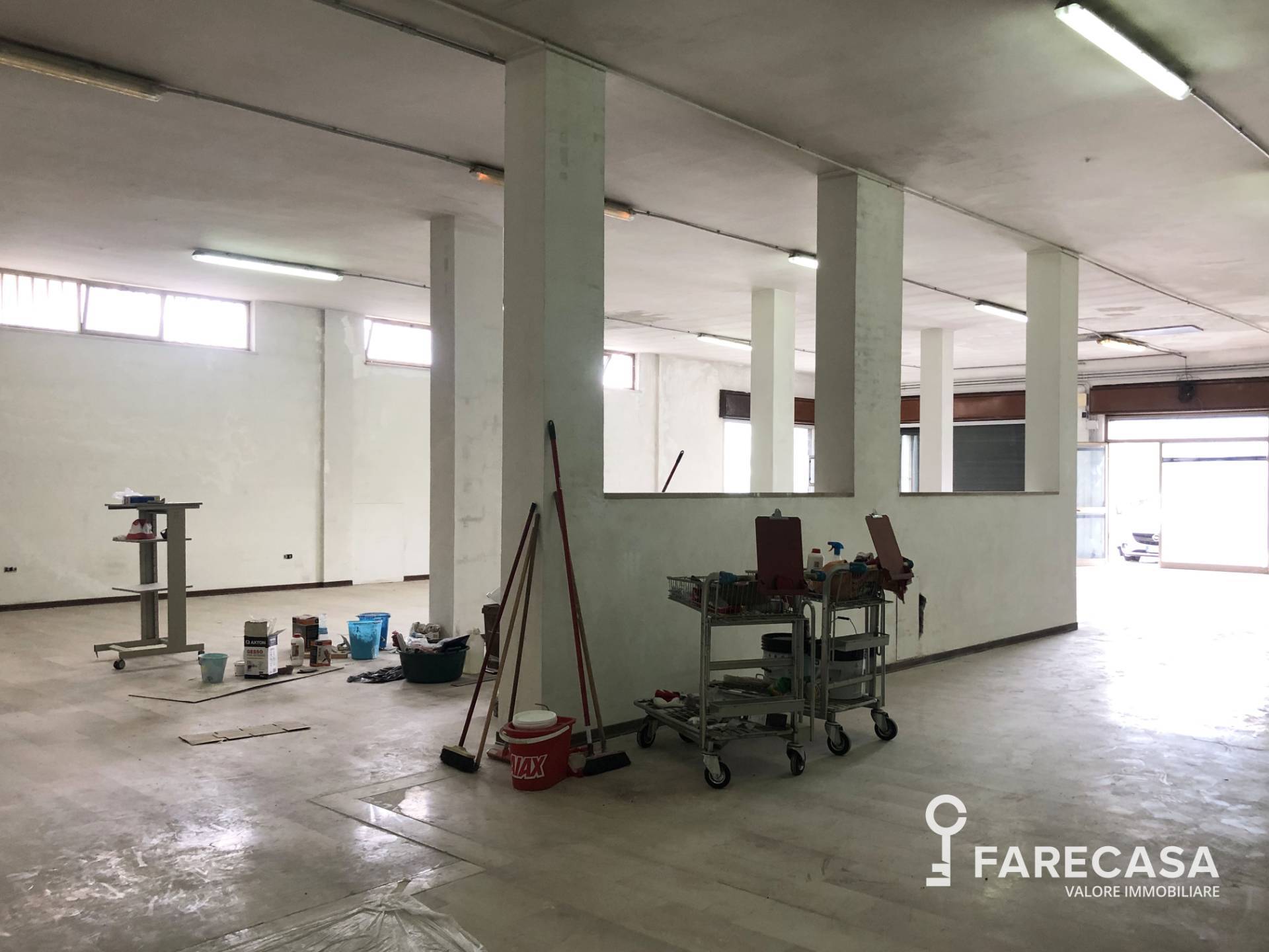 Locale commerciale in vendita a Teramo, Prima periferia