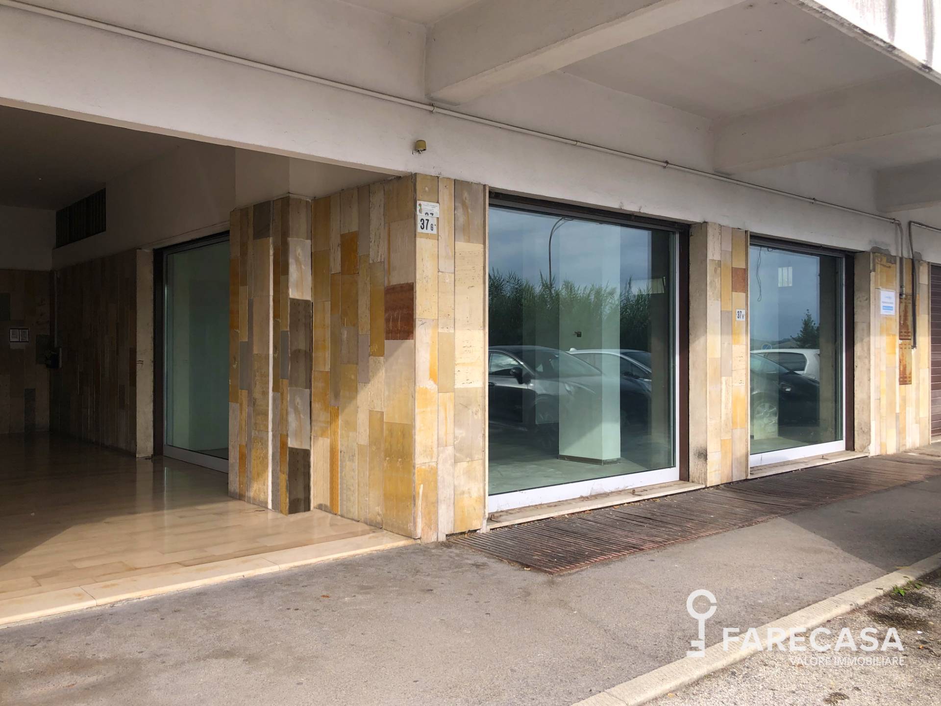 Locale commerciale in vendita a Teramo, Prima periferia