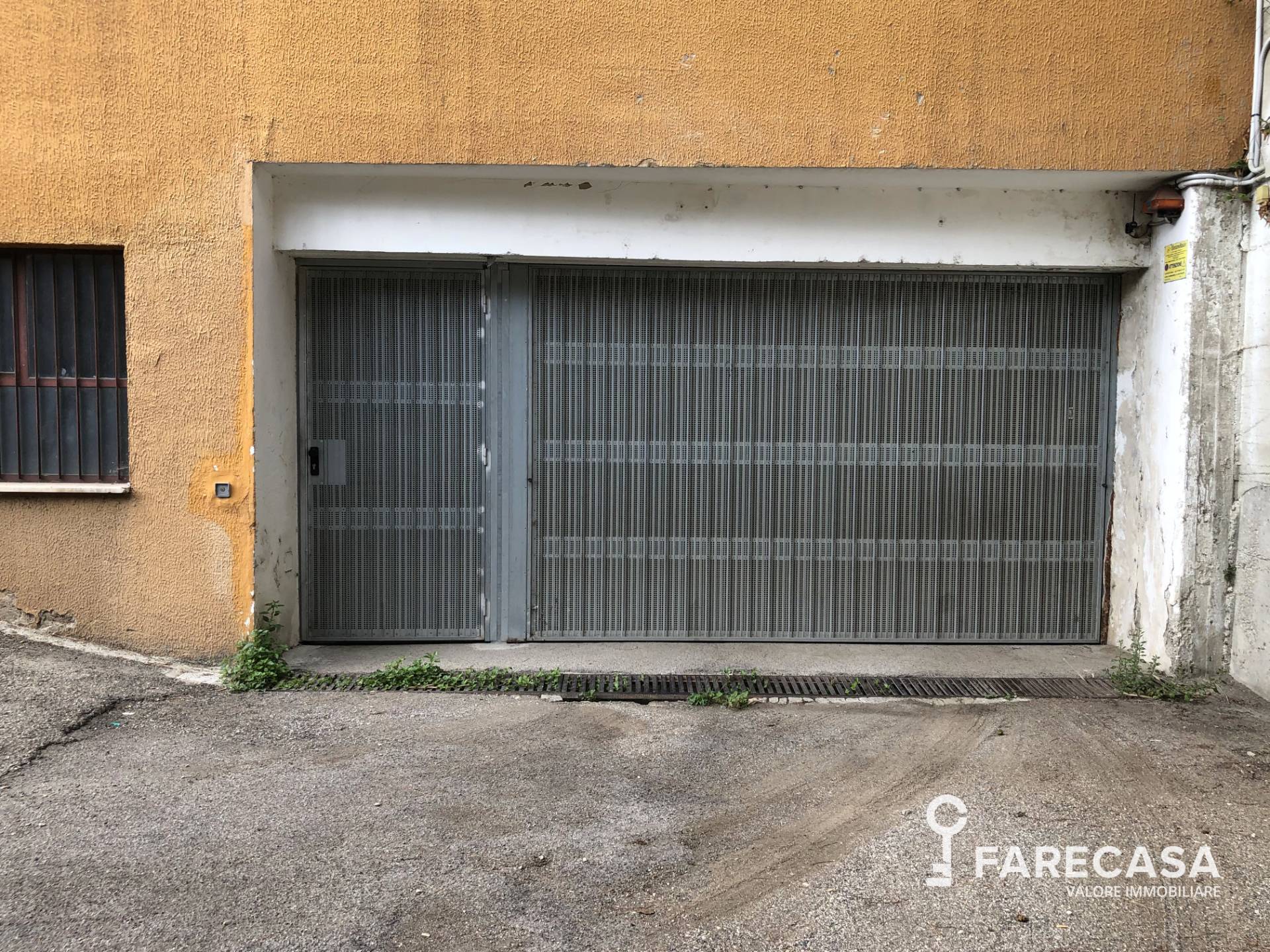 Locale commerciale in vendita a Teramo, Prima periferia