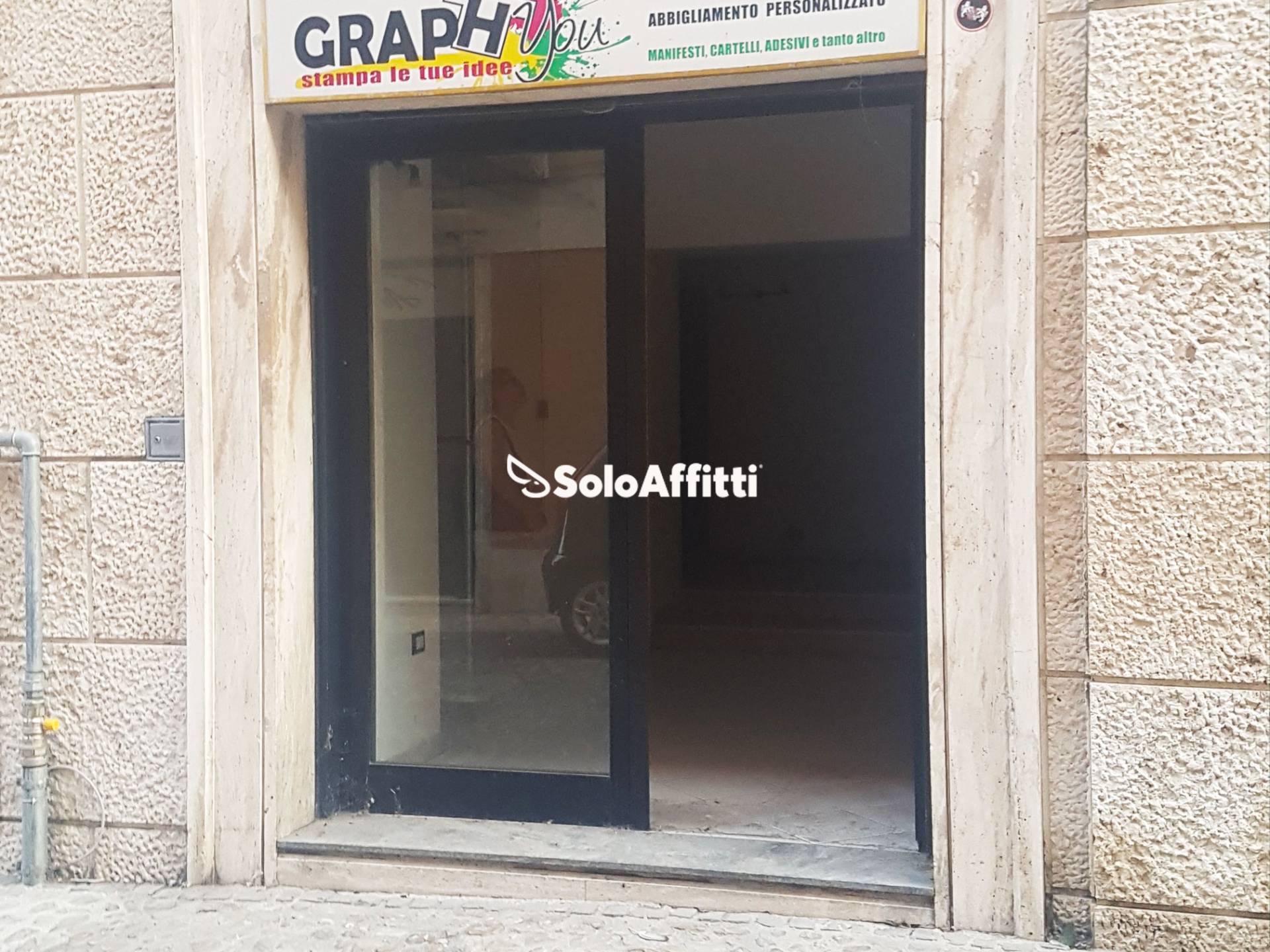 Locale commerciale in affitto a Teramo, Centro