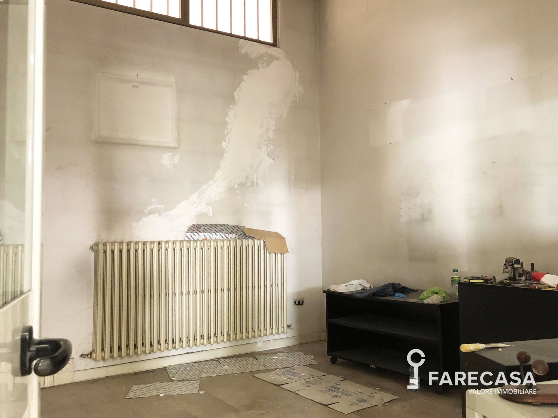 Locale commerciale in vendita a Teramo, Prima periferia