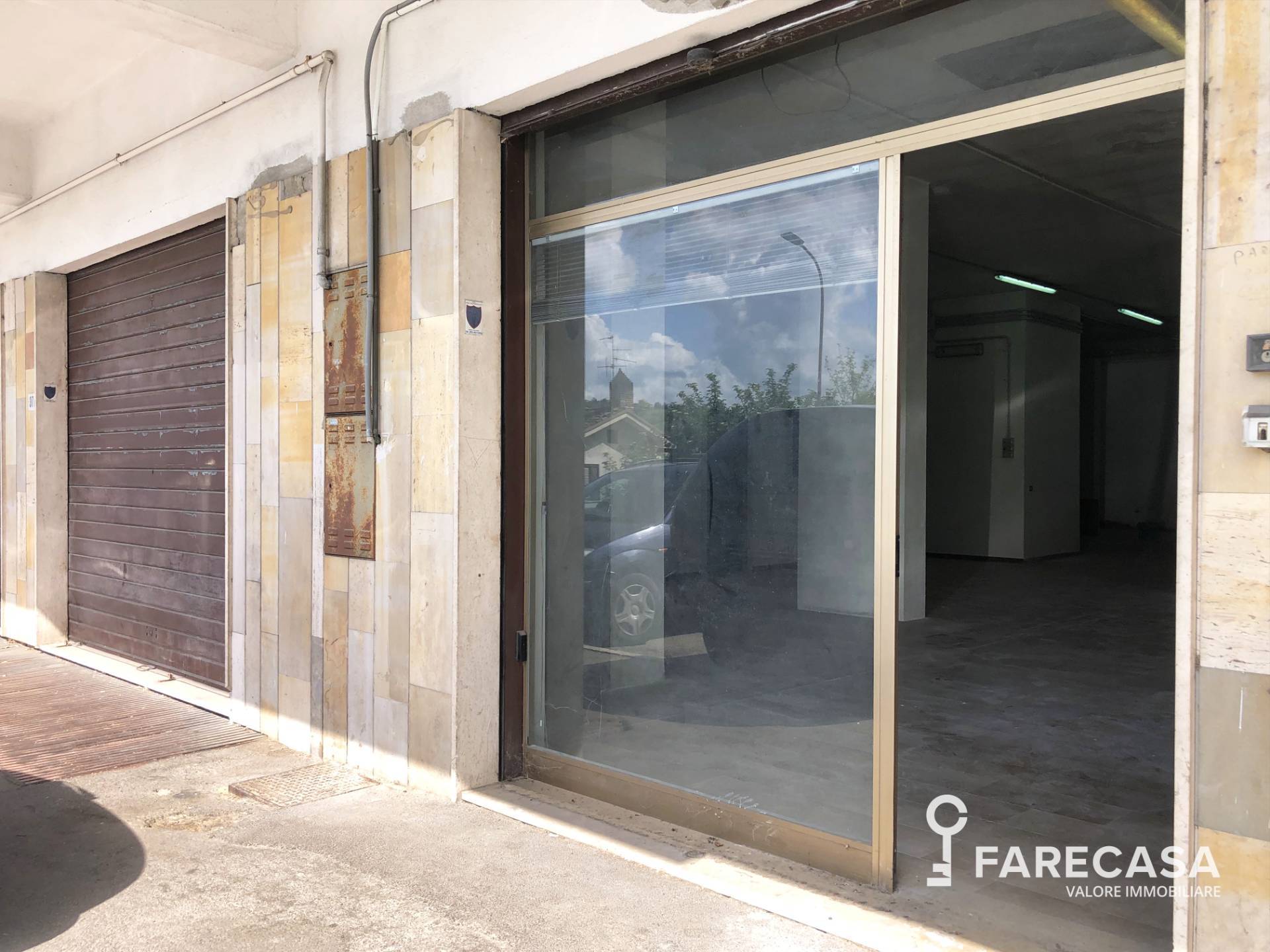 Locale commerciale in vendita a Teramo, Prima periferia